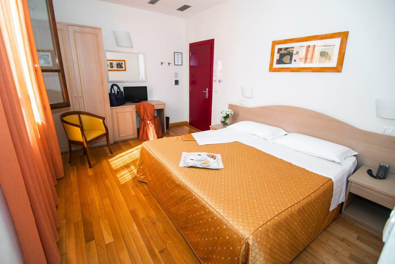 Hotel La Colonna Siena Esterno foto