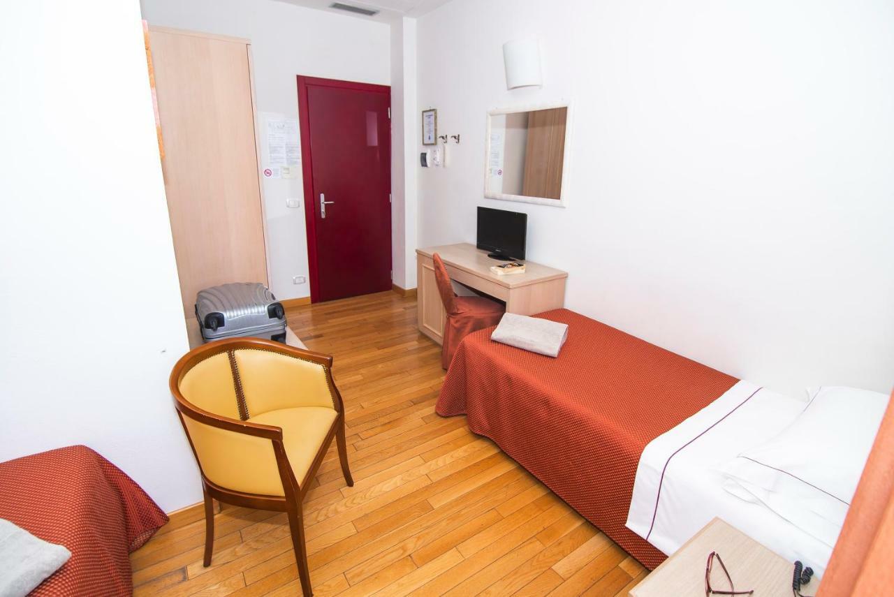 Hotel La Colonna Siena Esterno foto